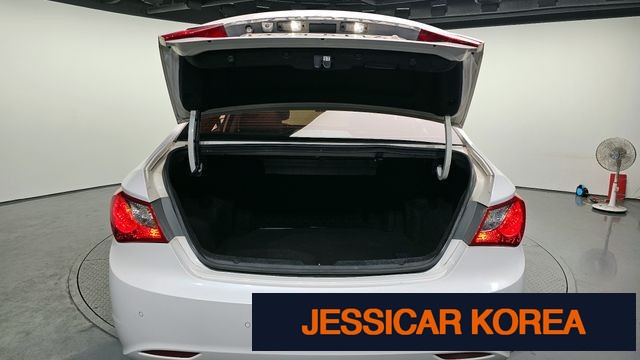 2011 Hyundai YF Sonata - Thumbnail 17