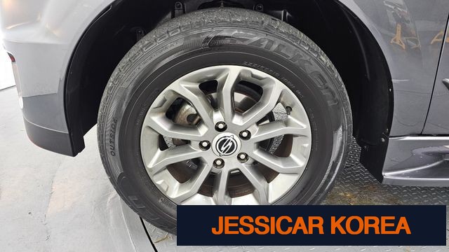 2015 KG Mobility Korando Sports - Thumbnail 2