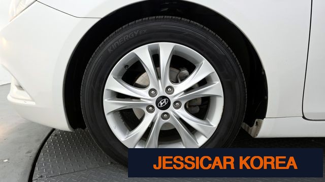 2010 Hyundai YF Sonata - Thumbnail 11
