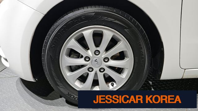 2013 Kia K3 - Thumbnail 12
