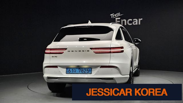 2022 Genesis Electrified GV70 - Thumbnail 15