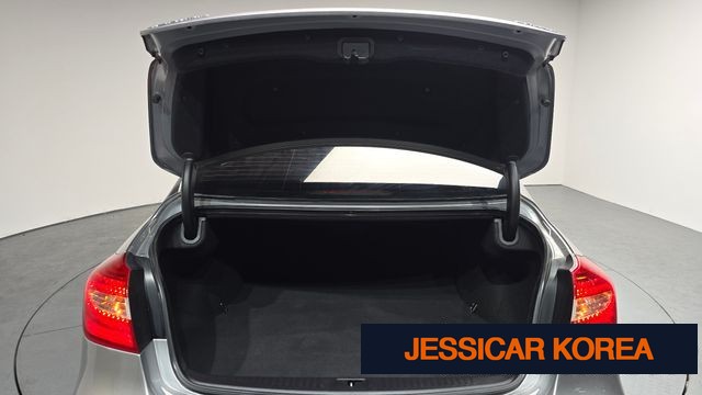 2012 Hyundai Genesis - Thumbnail 2