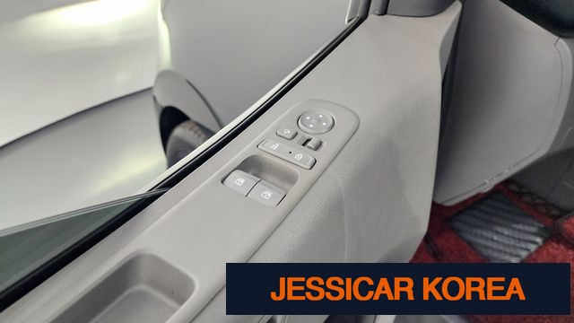 2022 Hyundai Staria - Thumbnail 3