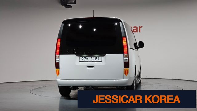 2022 Hyundai Staria - Thumbnail 3
