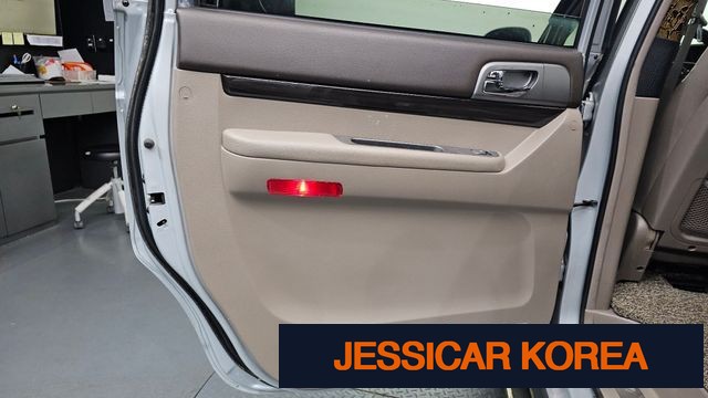 2016 KG Mobility Korando Turismo - Thumbnail 2