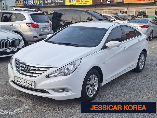 2010 Hyundai YF Sonata - Thumbnail 2