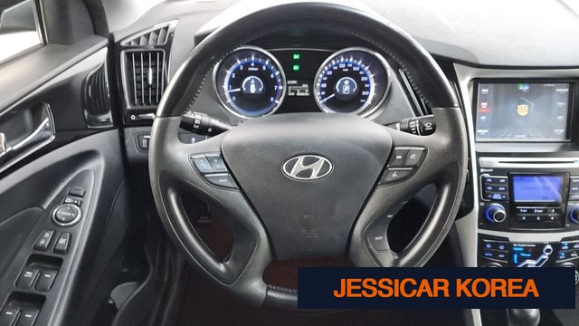 2011 Hyundai YF Sonata - Thumbnail 3