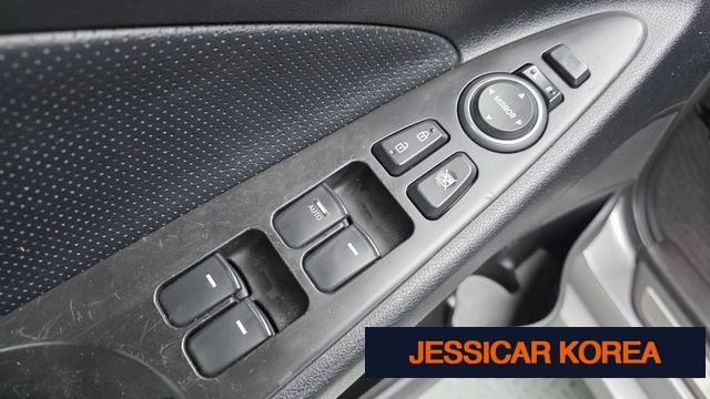 2010 Hyundai YF Sonata - Thumbnail 3